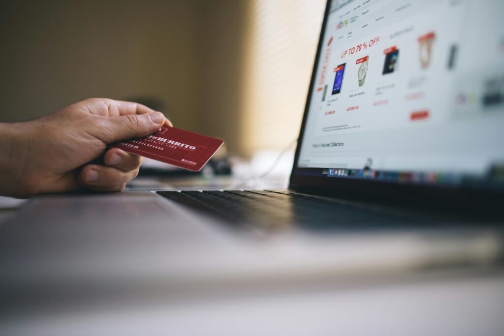 Photo de Negative Space: https://www.pexels.com/fr-fr/photo/acheter-carte-de-credit-clavier-client-34577/